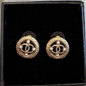 ✨ Chanel 2018 CC Gold-Tone Pearl Button Pierced Earrings A18V | Box